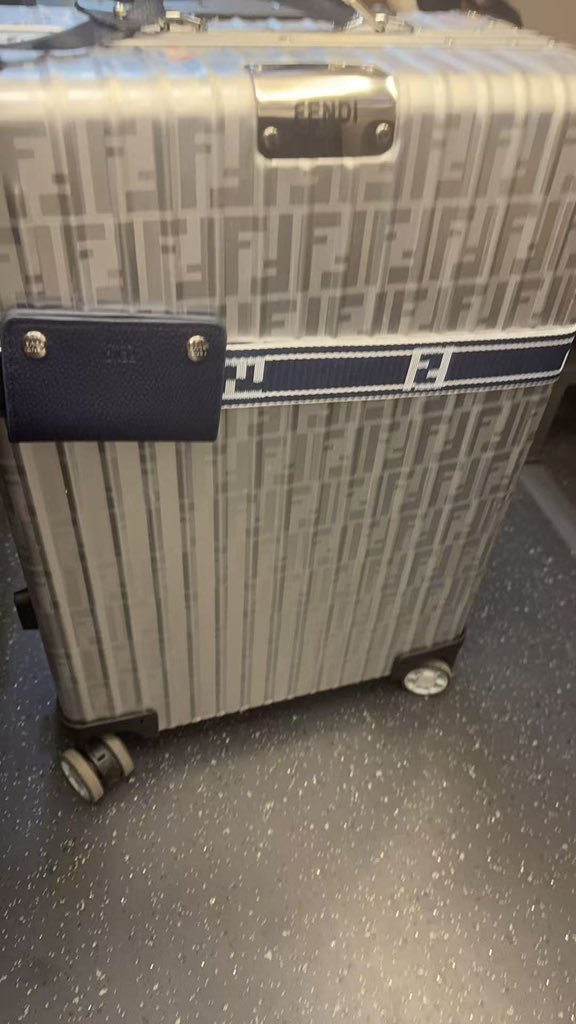 这该死的民生安全感

人在囧途，出差第二天就丢行李箱，下车出站才醒悟行李箱没带

没什么贵重物品，都是我换洗衣物与洗漱包，同行朋友来问我丢行李不慌吗？

我说，身在国内，慌鸡毛呀，还能真丢了。

直接给12306打电话，报车厢，停靠站以及手机号，两个小时过后收到列车长电话，问我行李怎么处理。