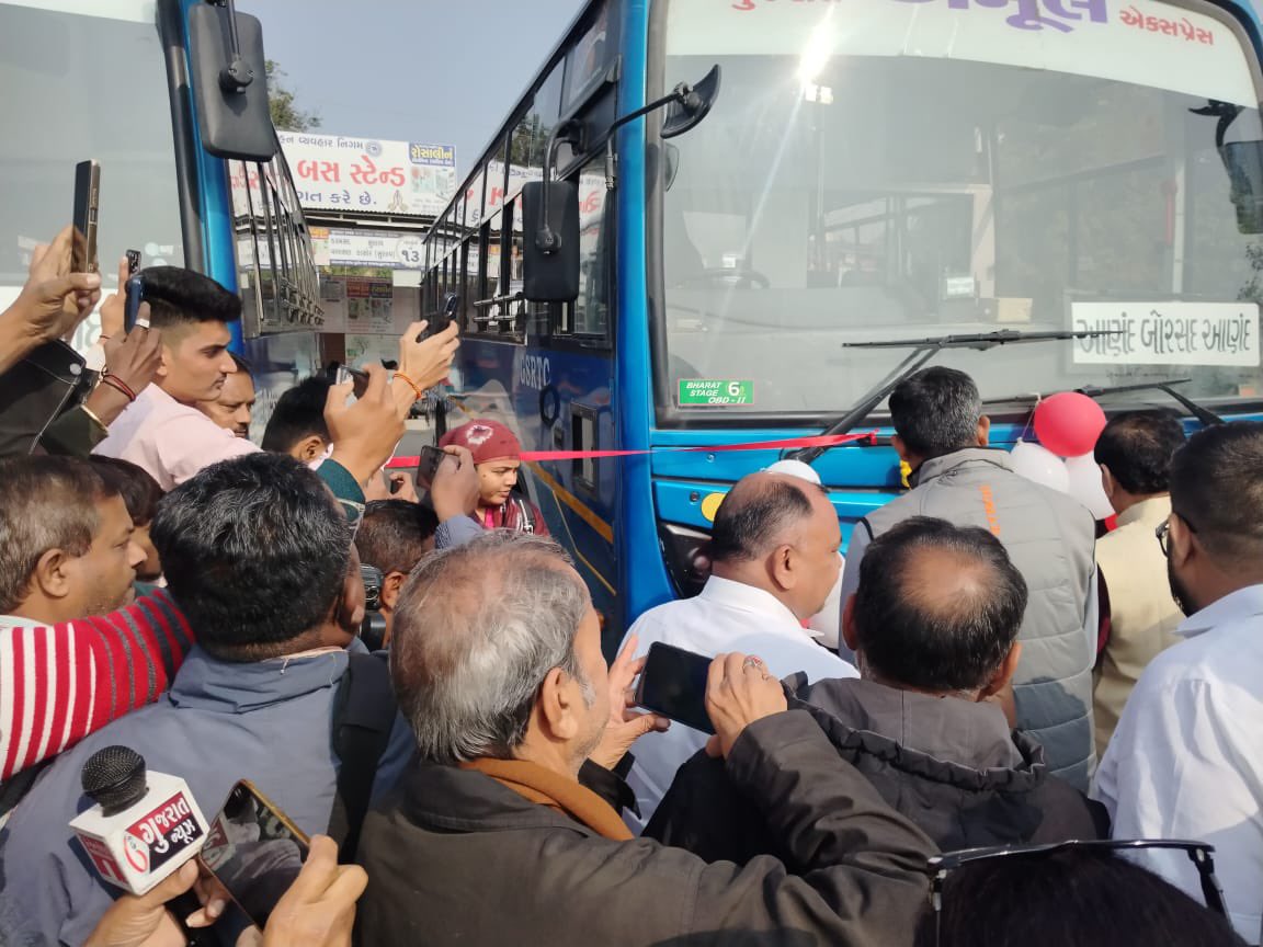 InfoAnandGoG's tweet image. આણંદ બસ સ્ટેશનની આકસ્મિક મુલાકાત દરમિયાન વિદ્યાર્થીઓની રજૂઆતને ગંભીરતાપૂર્વક લઈ નાયબ મુખ્યમંત્રી શ્રી હર્ષભાઈ સંઘવીની તાત્કાલિક સૂચનાથી આણંદ–ડાકોર અને આણંદ–બોરસદ લોકલ બસ સેવાના નવા રૂટ શરૂ કરાયા.

#STBusService #StudentConvenience 
@InfoGujarat @CMOGuj @DDO_Anand @CollectorAnd