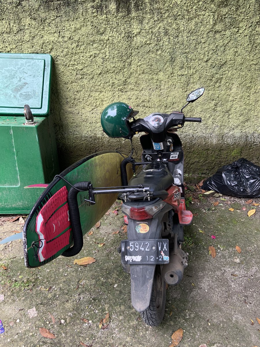 revolusi honda beat karbu ku, kerjo gowo rengkek dodolan energen ambek mi gelas, ngider sampe kesel ga oleh opo opo, saiki gowoane papan surfing, keliling golek ombak, kesel, seneng. alhamdulillah hehe🙏🏿😁