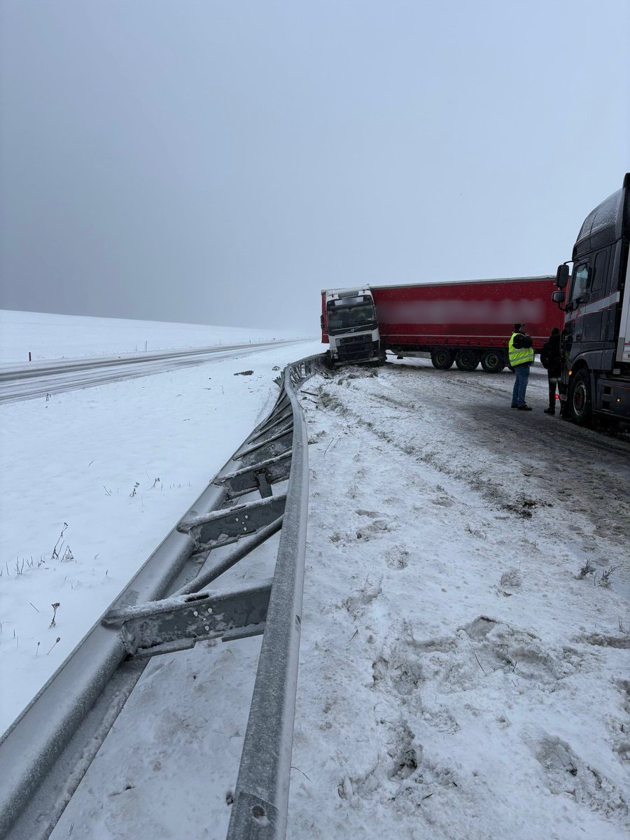 Geschaarde vrachtwagen op de A6