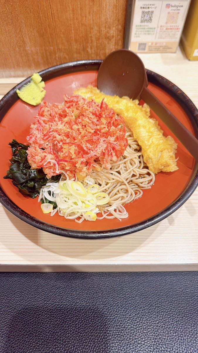 今日はなんだか精神的に疲れた…
そしてはらぺこ😭

びっくりドンキー🤠天一🍜ケンタッキー🍗 バーキン🍔いろいろ選択肢はあったけど、お蕎麦にした〜🥰

紅しょうが天のお蕎麦にイカ天トッピング！余は満足じゃ🏯