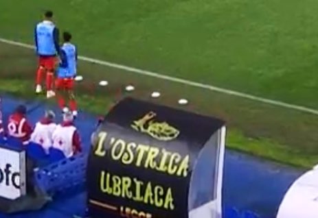 ilragazzotopo's tweet photo. Mi ammazza che il Lecce come sponsor ha il bar dei Griffin https://t.co/RwKI7es4bO