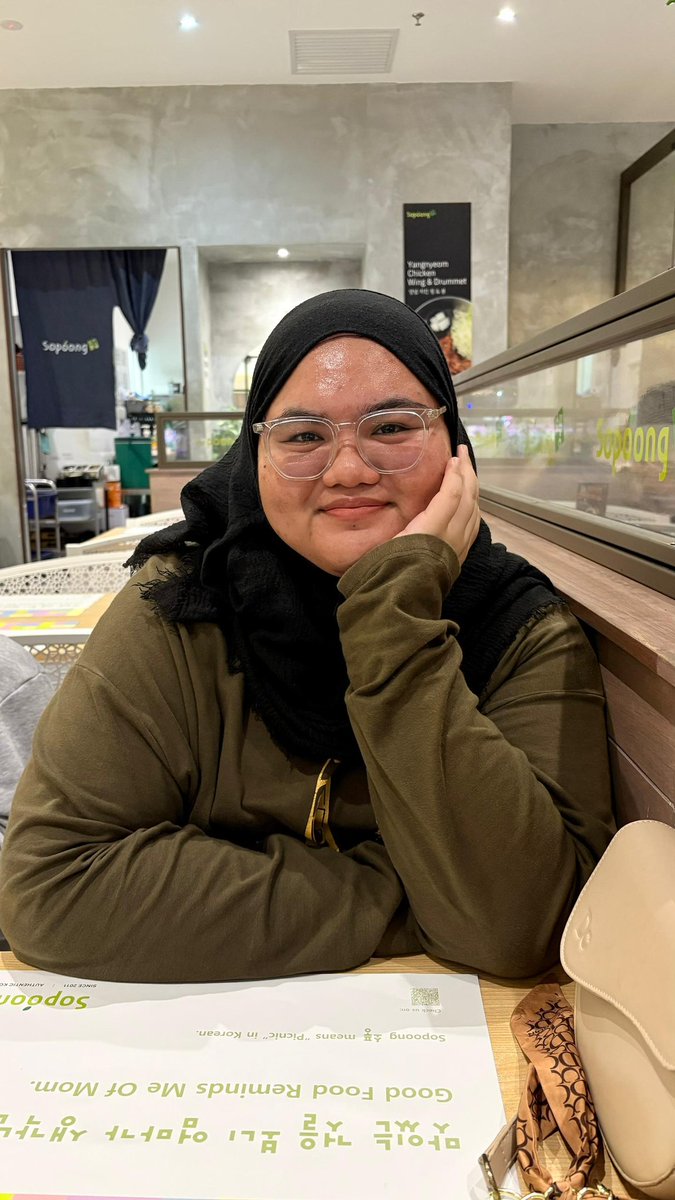 Status: Pelajar Universiti Polytech Malaysia 
Lokasi Terakhir: The Sky Residensi, Taman Shamelin 
Tarikh Hilang: Keluar rumah pada 5/1/26 (Isnin), hanya membawa telefon dan laptop.

Ciri-ciri
- Tinggi: 165 cm atau lebih
- Berbadan besar