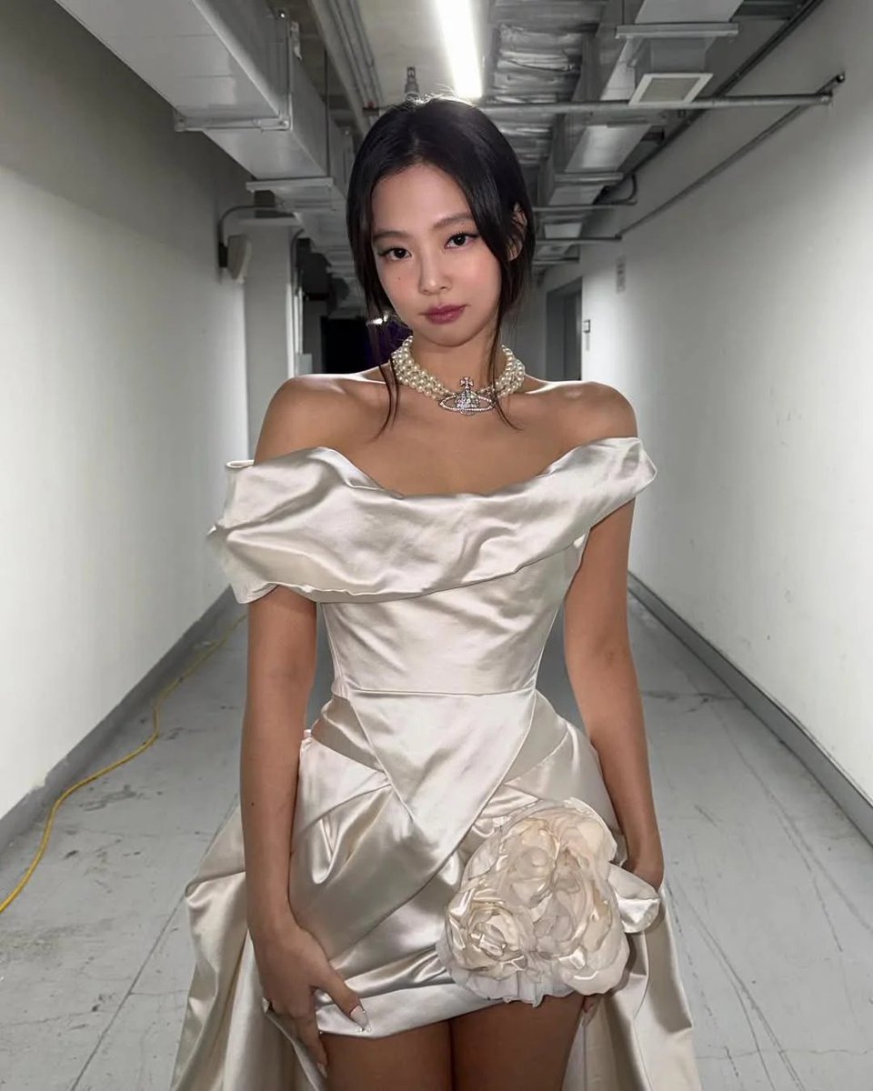 Jensetter9630's tweet photo. ✨ Industrial glam meets timeless grace ✨
Wrapped in satin and pearls, walking through steel and shadows.
A moment of softness in a world of structure.
#BackstageBeauty #PearlObsession #SatinStatement #VivienneWestwoodVibes #FashionContrast #EleganceInMotion https://t.co/lqseLUhlPx