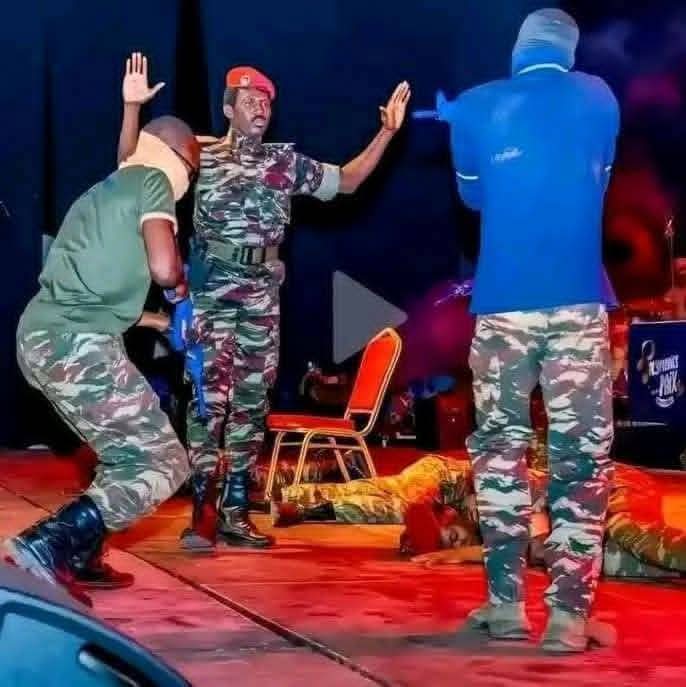 zoomafrika1's tweet image. Thomas Sankara was assassinated on October 15, 1987, during a scheduled meeting at the Conseil de l’Entente headquarters in Ouagadougou, Burkina Faso. The k1lling was swift, brutal, and deeply symbolic a betrayal staged in broad daylight.

🇧🇫 Here’s how it unfolded:

- Sankara…