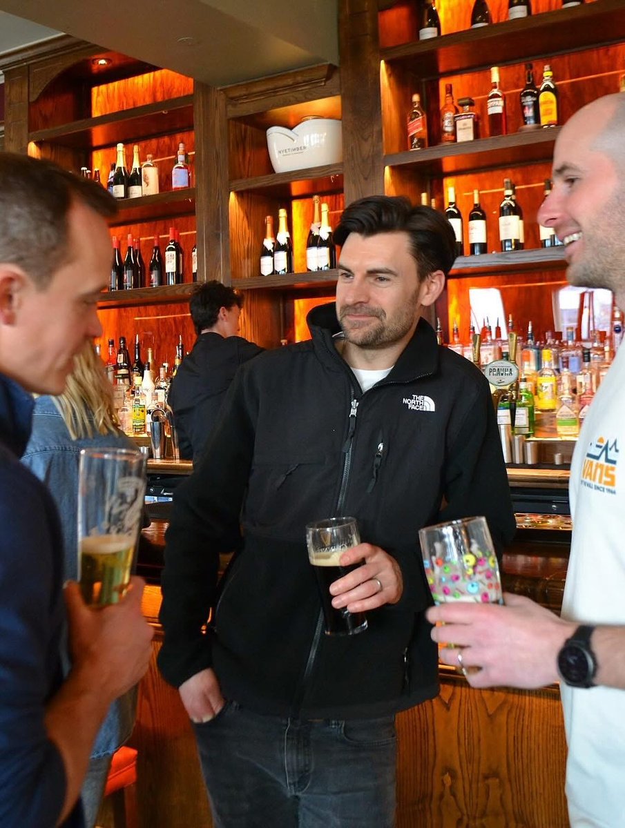 Beers at the bar for the Six Nations 🏉🍺🥳 you can now book your table for the 2026 Six Nations! See the fixtures at the link in our bio ➡️

#sixnations #youngspubs #teddington #rugbypub #rugby #sportspub #london #pub