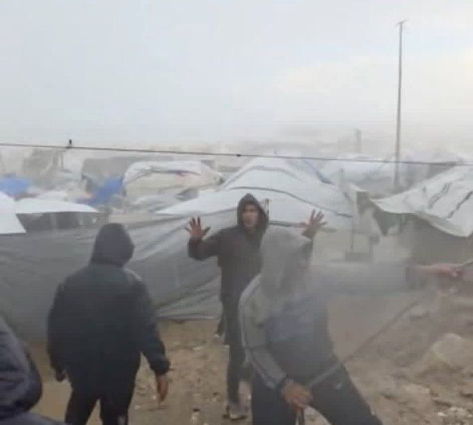 AHMED_ABUHAMAD_'s tweet image. بينما تنعمون بدفءِ بيوتكم، تذكّروا من سكنوا الخِيام في غزة؛ 

فلا تتركوهم لصمت العالم، فصوتكم هو الجدار المتبقي لنا في هذا العراء الموحش !