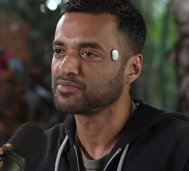 That small device on the side of the head isn’t fashion.

It’s Temple, an wearable that tracks blood flow to the brain.
Built around the idea that gravity, over decades, may slowly affect brain health.

Not a product yet. Just a glimpse of where brain-ageing research is headed.