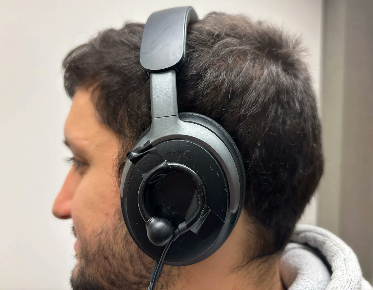 MouserElecEU's tweet image. An #AI-powered hearing assistant uses rhythms of conversation to amplify your partner's voice, filtering out noise and background chatter to provide crystal-clear #sound. 🦻
This helps with navigating conversations in busy, loud areas. 🔊

mou.sr/4oMeVwj