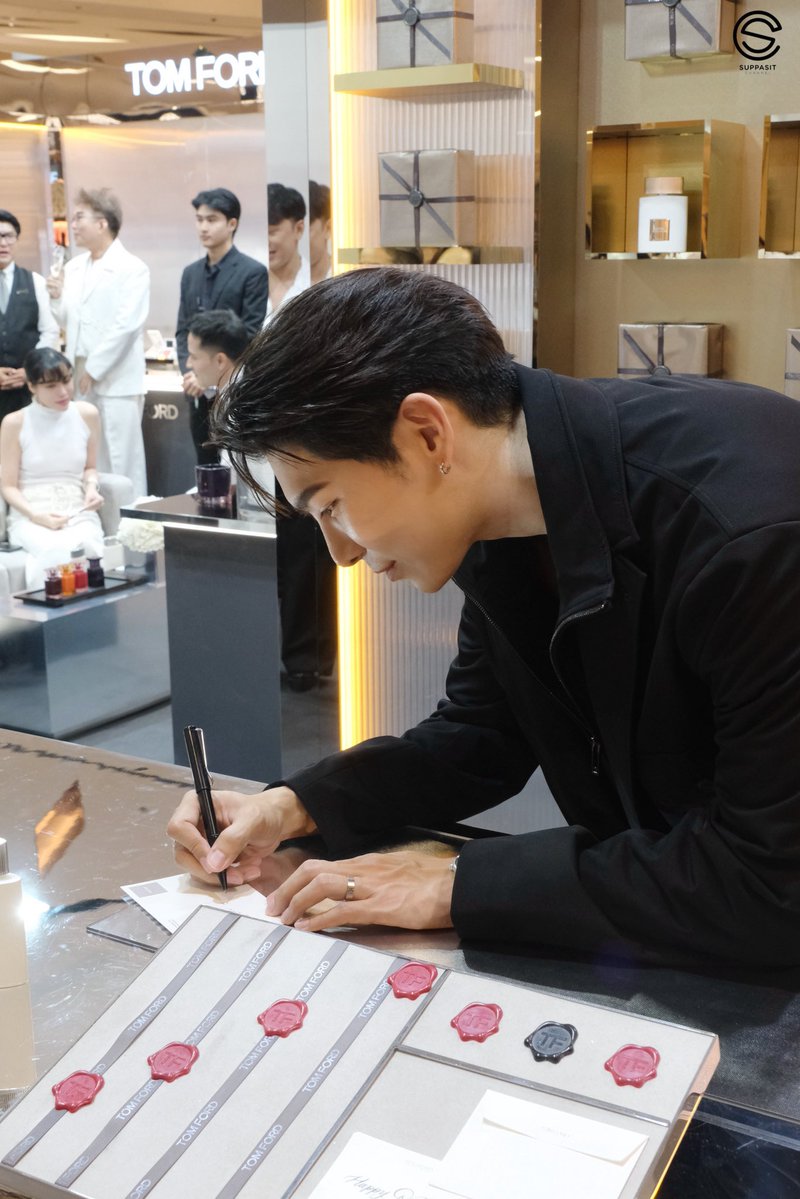 MewsuppasitTH's tweet image. หล่อ เท่ ทุกมุม 🤩✨ 

MEW TOM FORD SOLEIL NEIGE

@MSuppasit
#TOMFORDBEAUTYTHxMEW