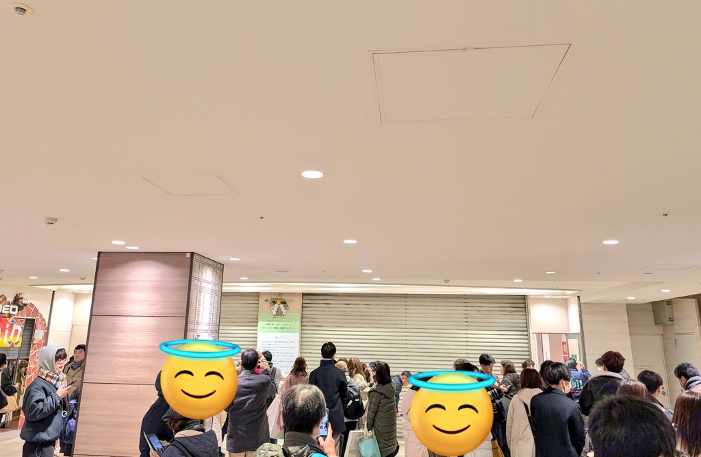 punitter39's tweet photo. 堺タカシマヤ
閉店の7時を過ぎても1階正面玄関前は大混雑で警察も出動。道路は大渋滞で横断歩道の向かいは通行止めになった。でも売り場のレジ行列が途切れないところがあり、閉店はしばらく先だろう。一方3階南海電車改札口はシャッターが閉まり、名残惜しそうな人が残っていた。 https://t.co/Na9fAQlHWW