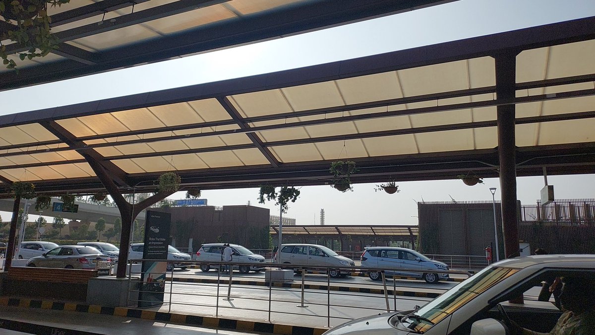 ammunme's tweet photo. These are the cabs in line for uber sedan , but as Bangalore is , the scam is Uber Go line is empty and we can wait as long as we want https://t.co/IfrgmOTOaL