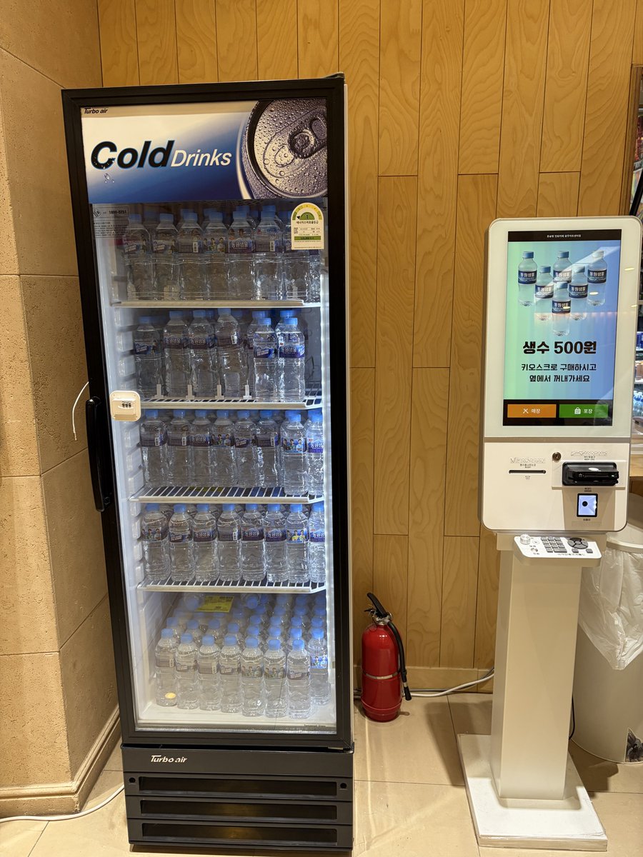 충무 극장말고 스포츠센터쪽(에스컬레이터방향으로 들어가면)
여긴 물 500원입니다. 사람도 적고 결제방식이 극장쪽자판기보단 익숙함..1000원말고 500원내고 물먹자구요