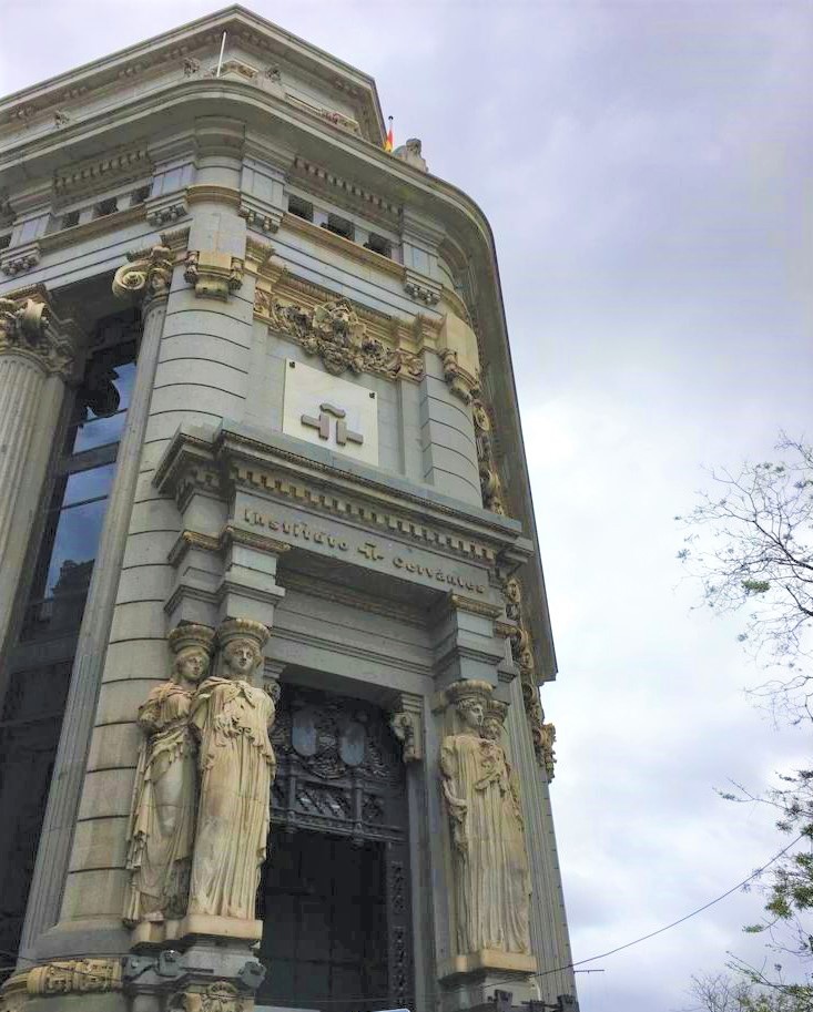 InstCervantes's tweet image. «Año de nieves, año de bienes» ❄️.

Y la cultura es un bien esencial y fundamental para el desarrollo humano, así que este 2026 te invitamos a seguir disfrutando de ella en el @InstCervantes.

Echa un vistazo a la programación de enero en nuestra agenda:
🔗cervantes.org/agenda-madrid/