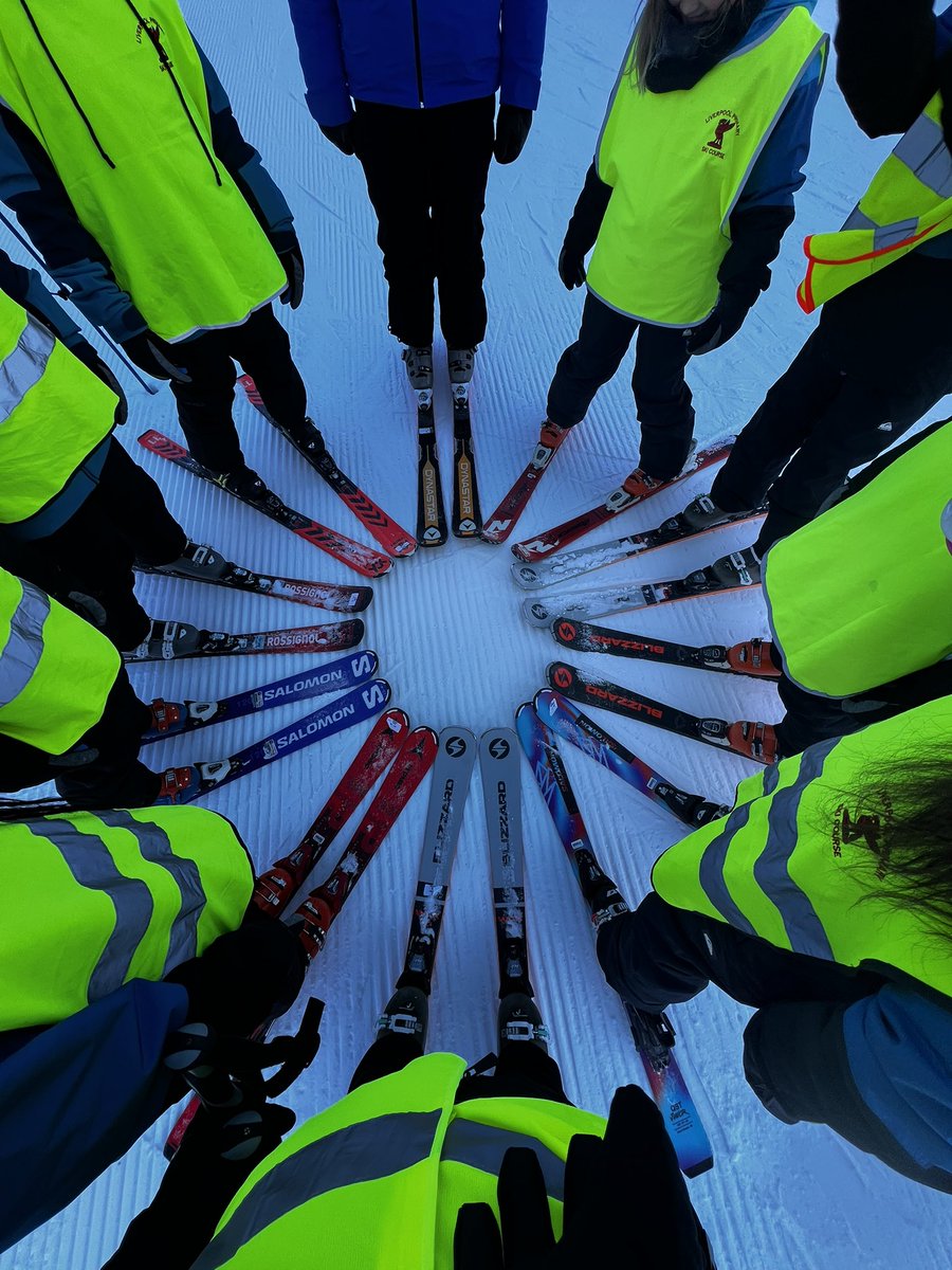 NewParkPrimary's tweet photo. Unbelievable morning for Mrs Stacey’s blue group ⛷️. We are having the best time! https://t.co/RfMAUdntF8