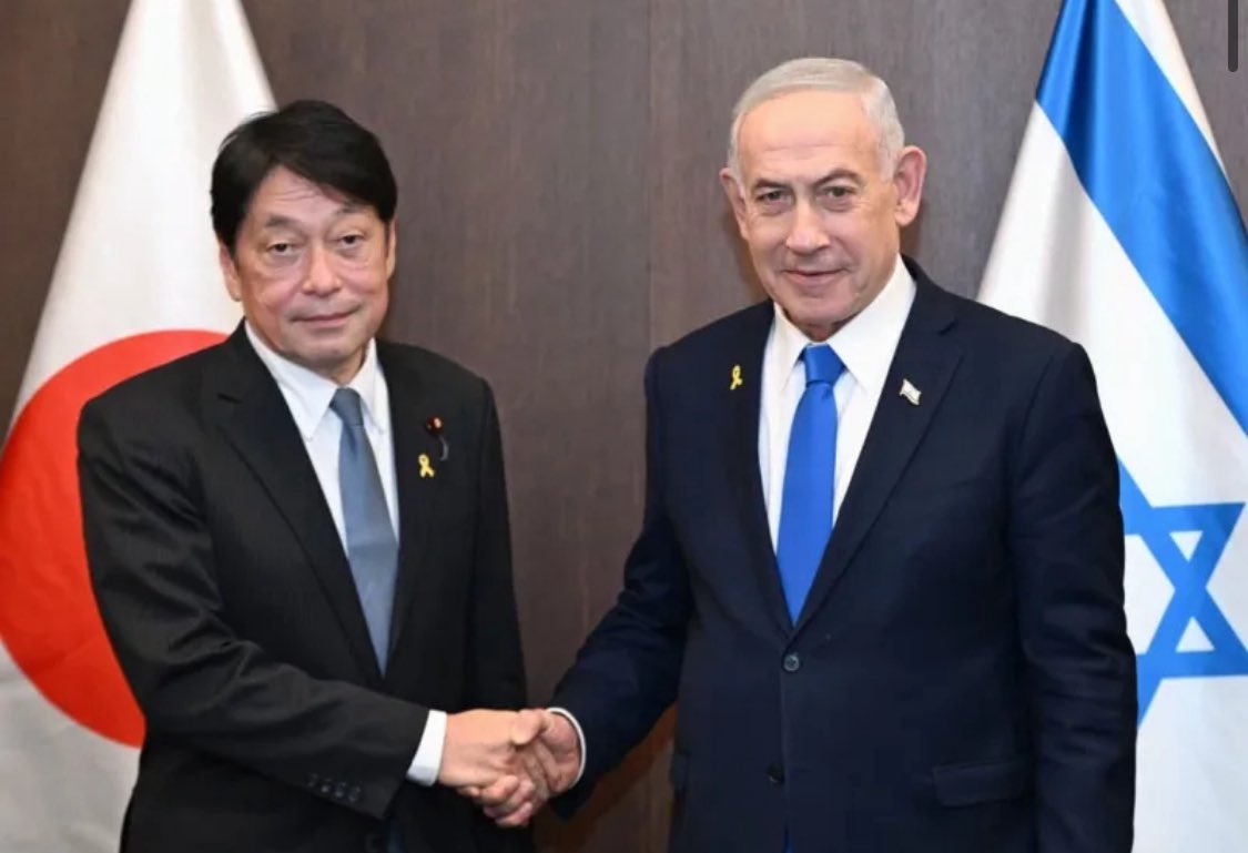 nichinichibijou's tweet image. なんて見事な二枚舌…ド厚かましくてビックリしちゃった。この2枚の写真が同日に流れてくるの、なんのバグですか？

ICC加盟国でありながら、ICCが逮捕状を出してる人の国に政府要人が国会議員を大勢引き連れて“視察”に行った挙句、「“戦争”(※虐殺)を支えてくれて感謝」とまで言われた件との整合性よ