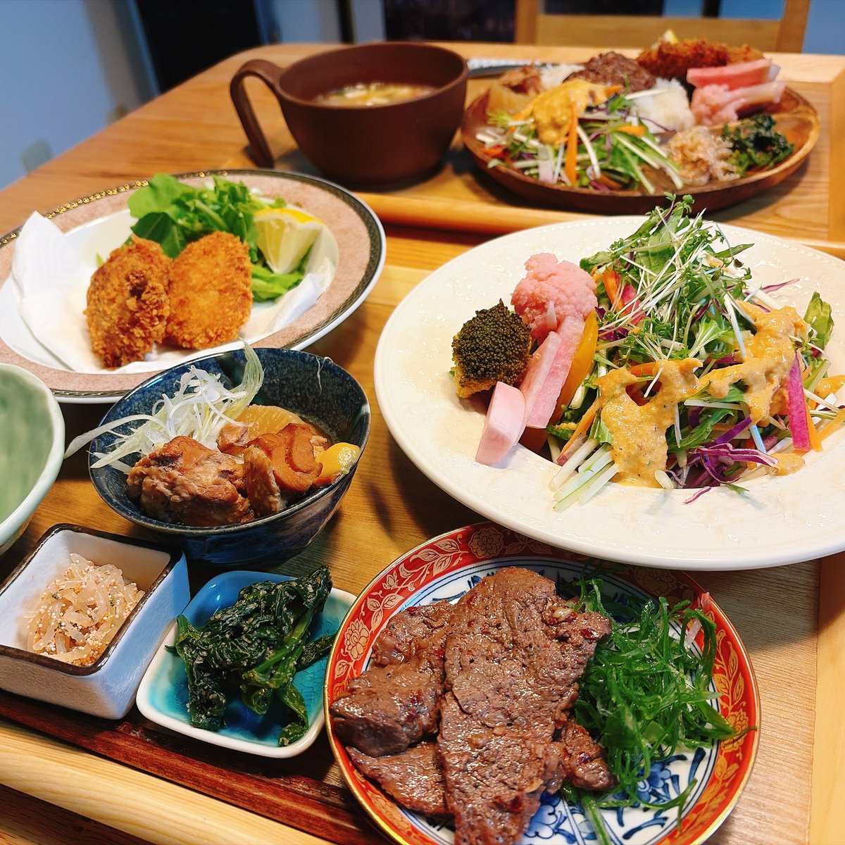 0446Scandal's tweet photo. 今日の献立はヒレカツ、彩り野菜のサラダ、ピクルス、牛ハラミ、大根と鶏の煮物、ほうれん草の胡麻和え、明太しらたき、もつ鍋。息子には中華スープ。
年長さんの息子にも野菜沢山食べさせる！
 #おうちごはん #手作りご飯   #息子ご飯 https://t.co/oij5w93WNT