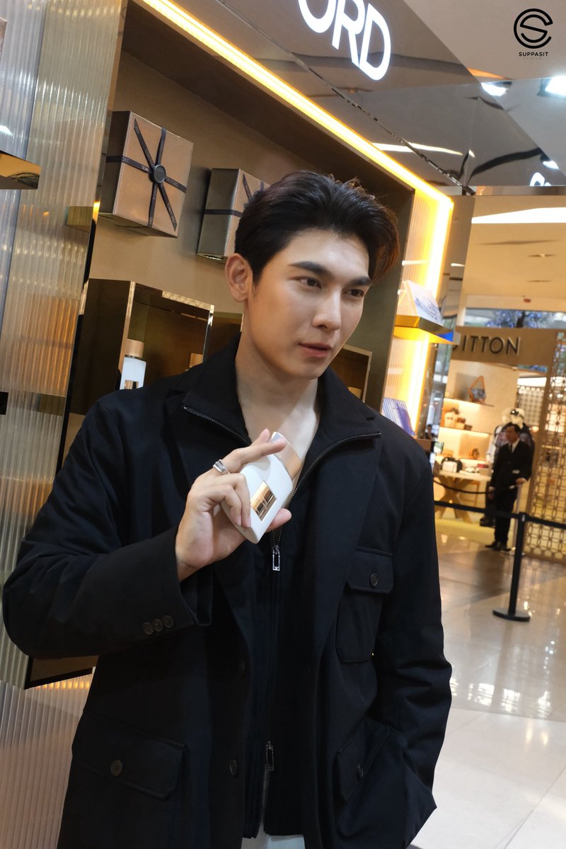 SuppasitChannel's tweet image. Sending this scent to you all✨✨

MEW TOM FORD SOLEIL NEIGE

@MSuppasit
#TOMFORDBEAUTYTHxMEW
#MewSuppasit
#TOMFORDBEAUTYTH #TFSOLEILNEIGETH
#UNCOVERYOURSIGNATURE