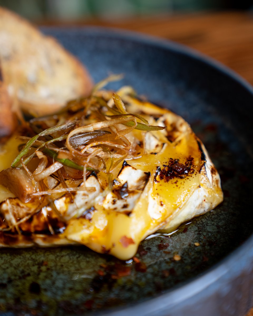 EmperorsPalace's tweet image. A symphony of warm, melty, and spicy.

Baked brie, hot honey, thyme, confit garlic, roasted red chilli flakes, ciabatta
#Reign #Starter #BakedBrie #GoldStandard #FlavourBalance #PerfectBite