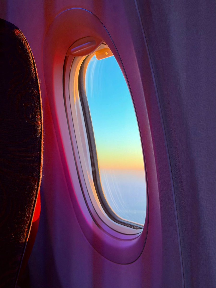 260107 | Patrick's Weibo &amp; X &amp; IGS Update

ʚ🐰ɞ

ถ่ายรูปสวย ๆ บนเครื่องบินมาได้รูปหนึ่ง เลยเอามาแบ่งปันให้ทุกคนดูคับ😆🌸 แพทเองก็ไม่รู้เหมือนกันว่าแสงสีแดงนั่นคืออะไร แต่พอเงยหน้าขึ้นมาเห็นว่ามันสวยดี ก็เลยรีบหยิบโทรศัพท์ขึ้นมาถ่ายไว้ทันทีเลยคับ ฮิฮิ🙈🙈

#แพทริค #PatrickFinkler