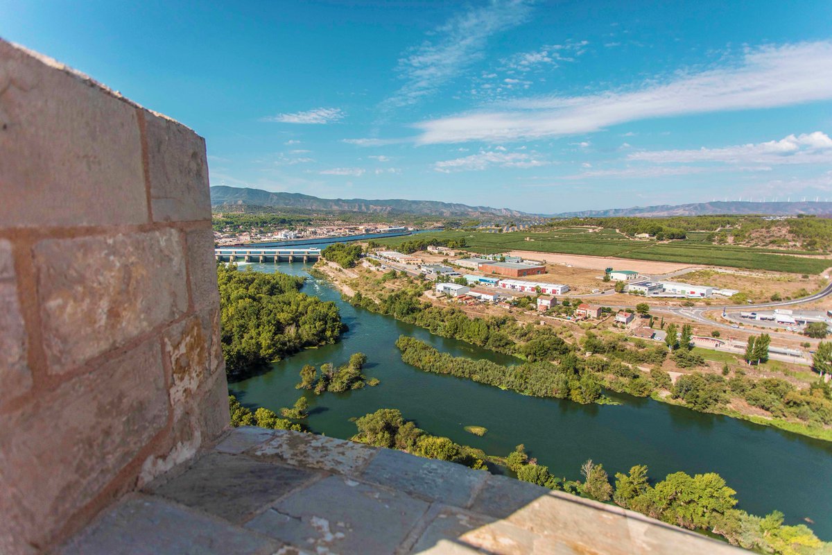 😍 Visitareu #Flix aquest hivern? Descobriu la plaça i els perxis del carrer Major, el refugi antiaeri museïtzat del carrer Sant Josep, l’església de l’Assumpció, l’ermita del Remei o el Castell Nou, al turó més elevat del meandre. 

📸 <a href="/FlixTurisme/">Flix Turisme</a> 

#TerresdelEbre