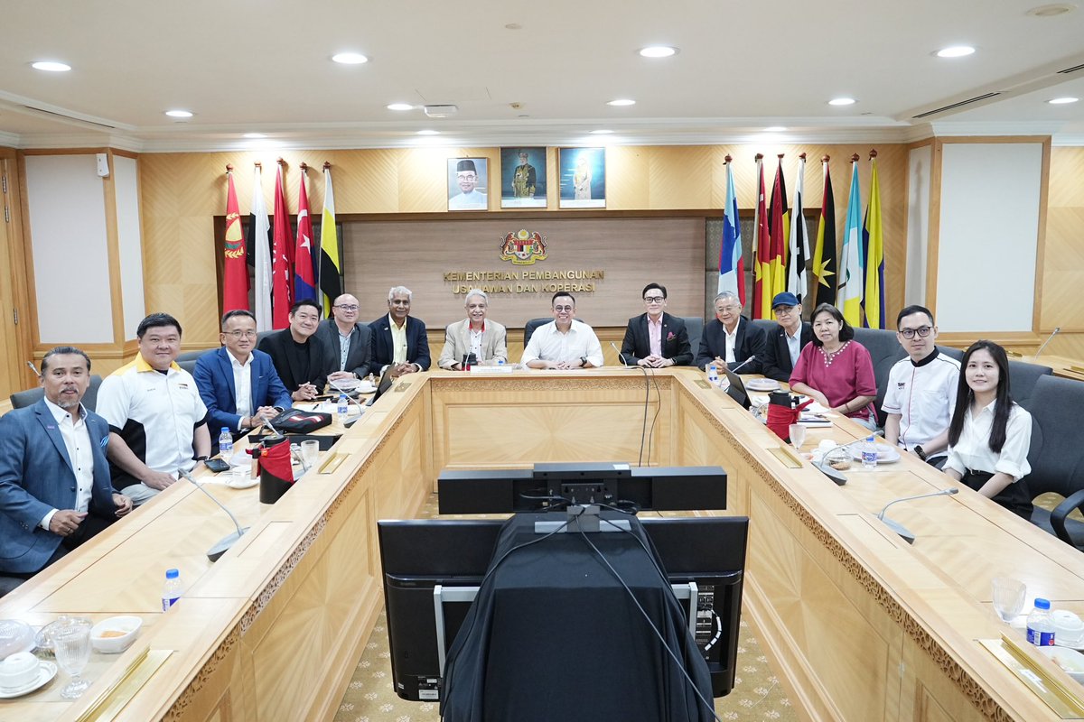 KUSKOPMalaysia's tweet image. [SIARAN MEDIA]

𝐓𝐔𝐉𝐔𝐇 𝐏𝐄𝐑𝐒𝐀𝐓𝐔𝐀𝐍 𝐏𝐄𝐑𝐍𝐈𝐀𝐆𝐀𝐀𝐍 𝐒𝐀𝐌𝐁𝐔𝐓 𝐁𝐀𝐈𝐊 𝐒𝐔𝐍𝐓𝐈𝐊𝐀𝐍 𝐒𝐎𝐊𝐎𝐍𝐆𝐀𝐍 𝐏𝐌𝐊𝐒 𝐁𝐄𝐑𝐍𝐈𝐋𝐀𝐈 𝐑𝐌𝟖𝟎 𝐁𝐈𝐋𝐈𝐎𝐍

KUSKOP
7 𝐽𝑎𝑛𝑢𝑎𝑟𝑖 2026

#KUSKOP #TaatSetia 
#WeMakeitHappen 
#DKN2030 #MalaysiaMADANI