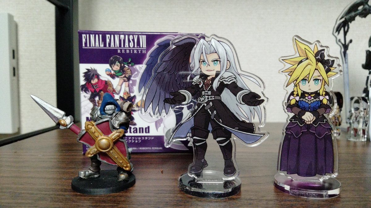 FF7ミニアクリルスタンド 台座は25mmだがサイズ感オーバー