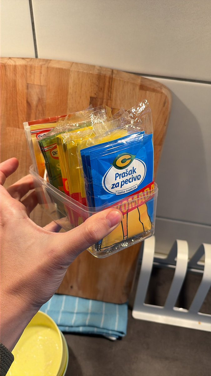 Сегодня пришла в восторг по причине: мелкие пакетики с ништяками для выпечки, которые ровным слоем терялись по всей кухне, идеально легли в пустую коробку от Ферреро Роше 
🤌🤌🤌