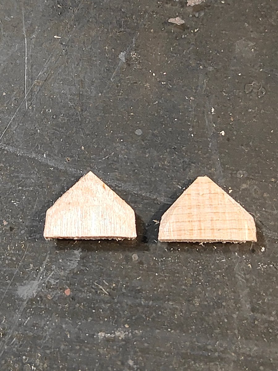 MasahitoShoji's tweet photo. #クサビ #keil
#年輪 #jahresring
時々見かける右側のクサビの木取り🧐
一般的なのと比べて90度違うんです。どっちでも良いんだけれど、作りやすさ作業のしやすさは断然左側!!
#ヴァイオリン #ヴァイオリン製作 #ヴァイオリン修理 https://t.co/QwulZAmge4