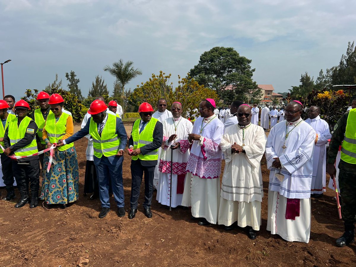 RwandaMaria's tweet photo. Mu rwego rwo gusigasira Umurage n'Ubutumwa bwa Padiri Ubald Rugirangoga, ku gasozi k'ibanga ry'amahoro hagiye kubakwa #Ingoro y'Ubwiyunge, izajya yigisha ibijyanye n'imbabazi , ubumwe n'Ubwiyunge. Ibuye ry'ifatizo ry'ahazubakwa iyi ngoro, ryashyizweho na Mgr Edouard Sinayobye https://t.co/54clpuXPCD