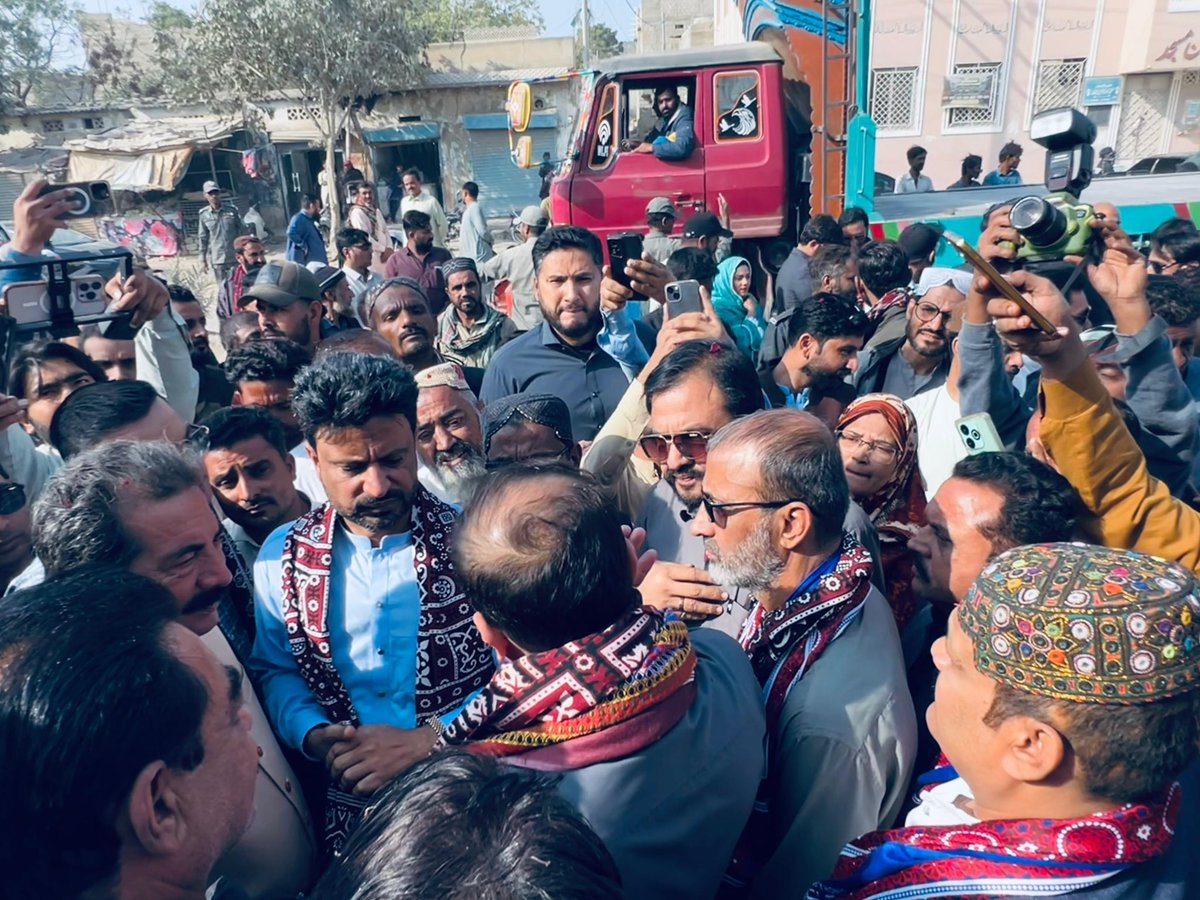 RaufNagori's tweet photo. ڈسٹرکٹ کیماڑی
میئر کراچی بیرسٹر مرتضیٰ وہاب کی جانب سے سپارکو روڈ کی بحالی و بہتری کے منصوبے کا آغاز۔
اس موقع پر ڈسٹرکٹ کیماڑی کے صدر و ایم پی اے لیاقت آسکانی، پی ایس کے صدر و ایم پی اے آصف موسیٰ، ٹاؤن چیئرمین ہمایوں خان،پیپلز یوتھ کراچی کے جنرل سیکریٹری حیدر خان,یوسی چئیرمین،کونسلز اور جیالوں کی بڑی تعداد موجود تھی۔