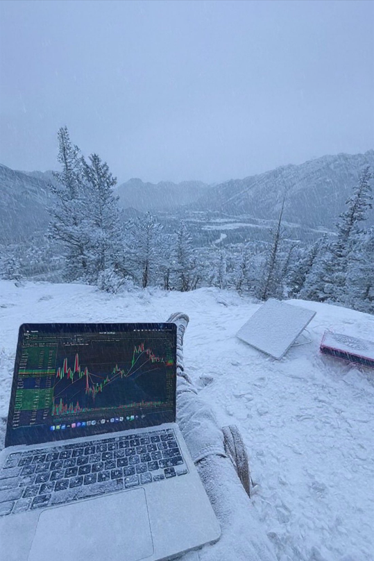 jackalphaa's tweet image. watching SOL season unfold…🥶