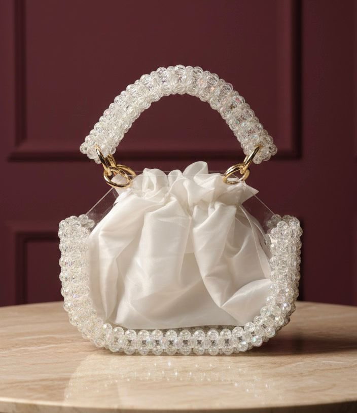 شنطة خرز بيضاء نااااعمة مع بطانة بيضاء اطلبيها من كريستال 😍❤️
.
.