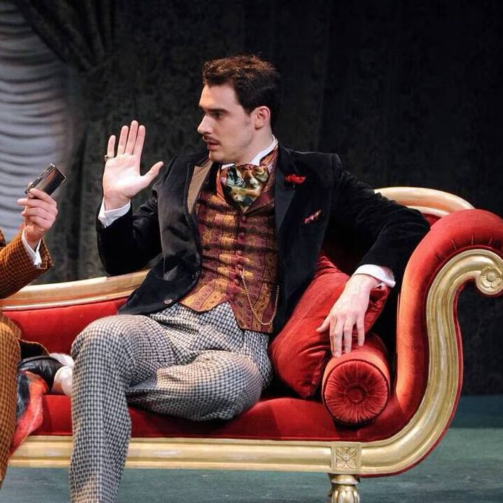 Cultination1's tweet image. 🇫🇷 LE CAUCHEMAR D’UNE PROTHÈSE : LE COMÉDIEN FRANÇAIS QUI DEMANDE L’EUTHANASIE À 42 ANS.

Arnaud Denis, comédien et metteur en scène français de 42 ans, trois fois nommé aux Molières, vit un enfer depuis juillet 2023. 

Une opération banale pour une hernie inguinale, la pose…