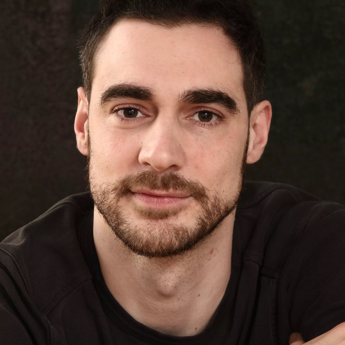 Cultination1's tweet image. 🇫🇷 LE CAUCHEMAR D’UNE PROTHÈSE : LE COMÉDIEN FRANÇAIS QUI DEMANDE L’EUTHANASIE À 42 ANS.

Arnaud Denis, comédien et metteur en scène français de 42 ans, trois fois nommé aux Molières, vit un enfer depuis juillet 2023. 

Une opération banale pour une hernie inguinale, la pose…