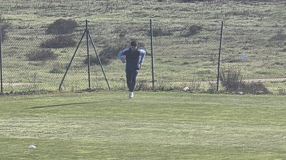 Esquerdo entrena al margen del grupo a buen ritmo.
