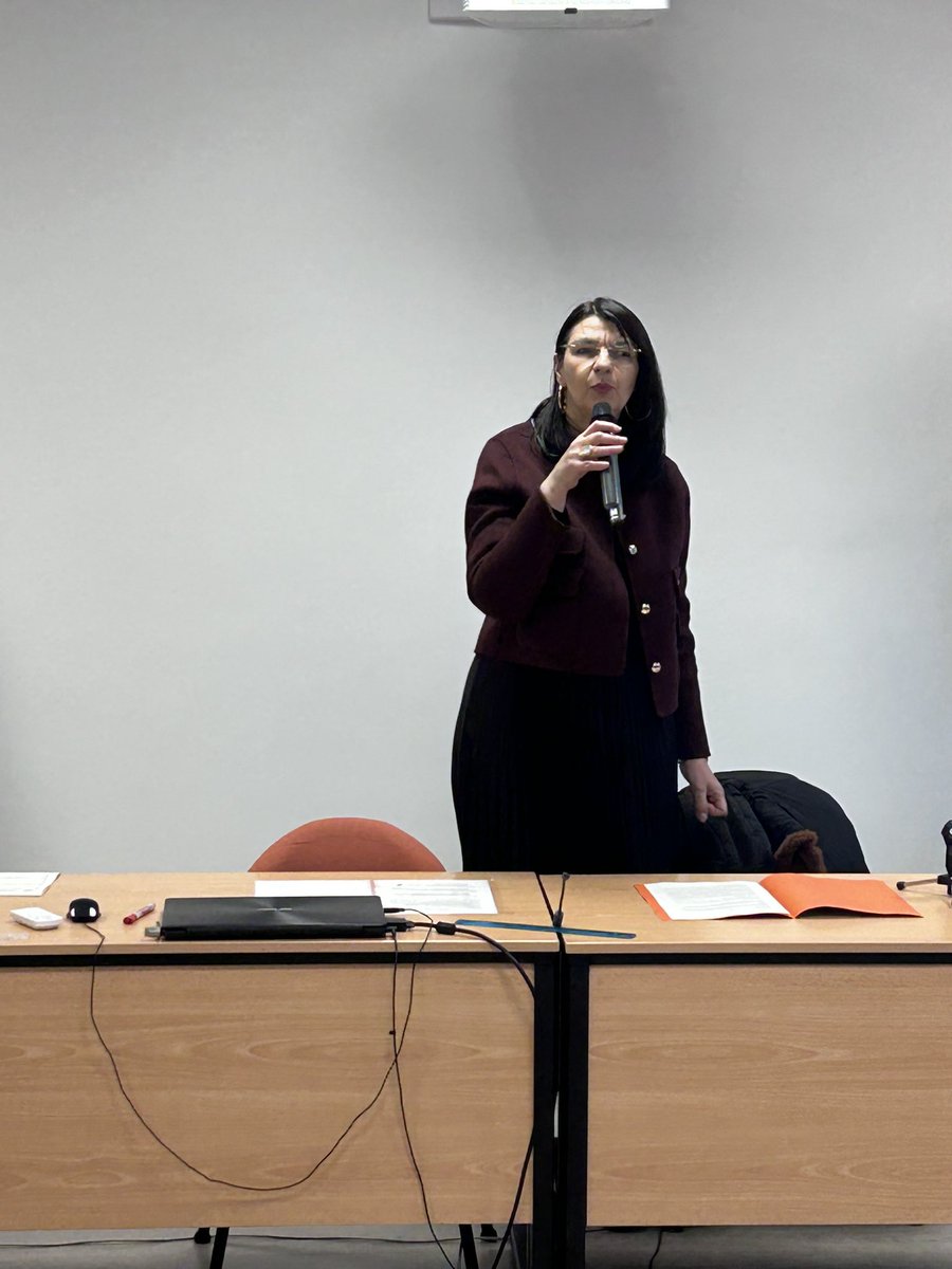 dsden18's tweet photo. Plan Avenir : ouverture de la formation des professeurs principaux des classes de 3ème par Mme la directrice académique 
Une dynamique collective qui marque une étape essentielle pour aider les élèves à mieux se connaître et faire des choix éclairés 
🙏 aux équipes engagées https://t.co/W1jS8sTlcq
