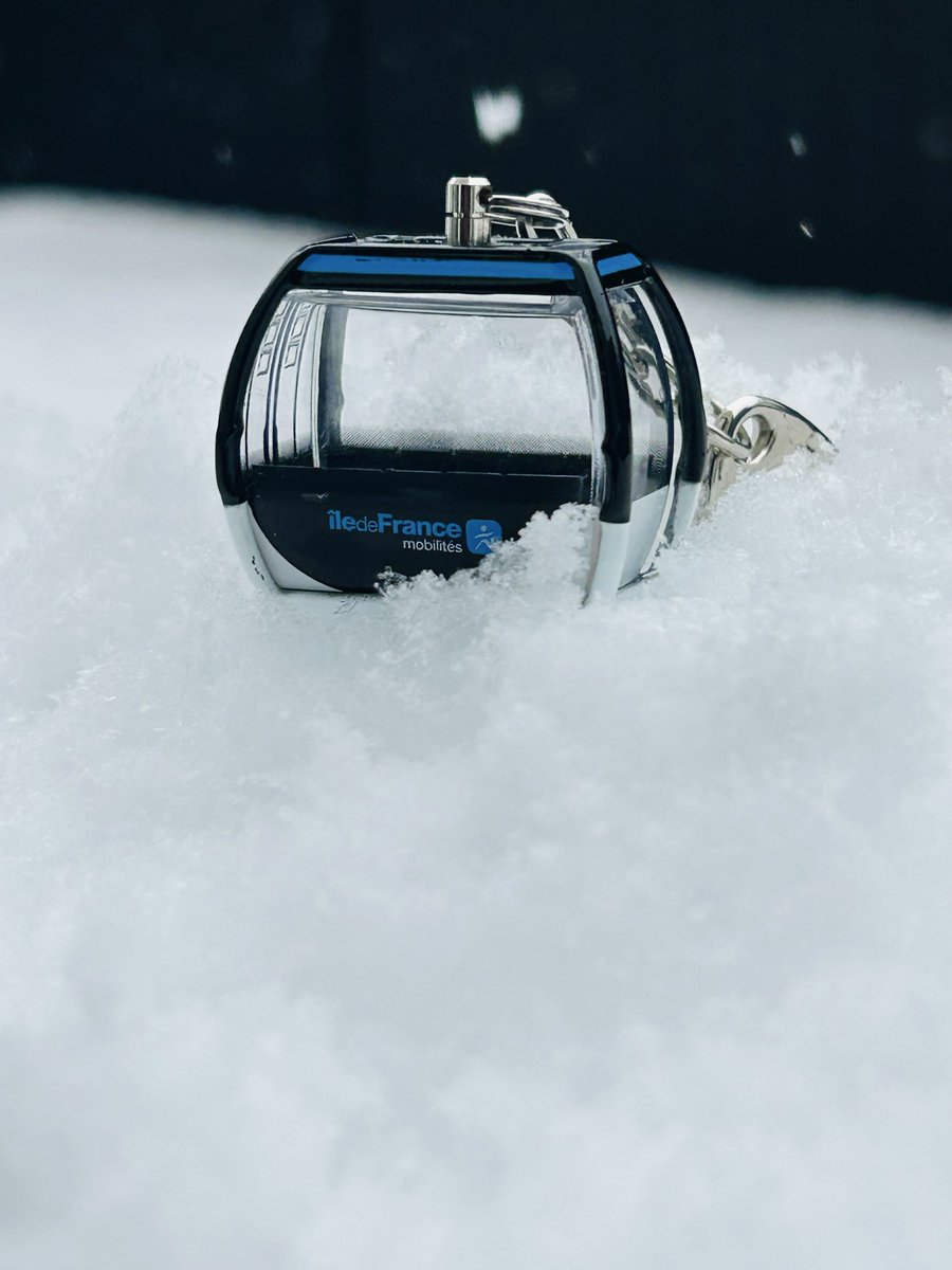 benjani94's tweet photo. @MarneSeine_IDFM ❄️🚡 Winter vibes sur le câble C1 !
La cabine glisse sous la neige, le paysage se transforme… magie garantie ✨
Monte à bord, admire, profite ☃️
#CableC1 #Telepherique #Neige #WinterMood #VueDEnHaut #RideTheSnow https://t.co/oC8j83Kdvr