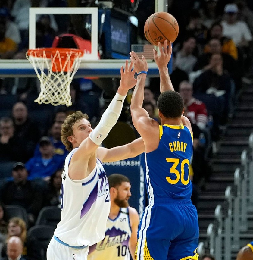 Basket_Infos's tweet image. « Ça ne fait que 3-4 ans que j’ai vraiment pris conscience d’à quel point le jeu a radicalement changé »

Vince Carter : « Tu es arrivé et tu as changé le jeu, tu as changé le basket. Est-ce que tu le ressens ? »

Stephen Curry : « C’est juste ma façon de jouer. Il n’y a jamais…