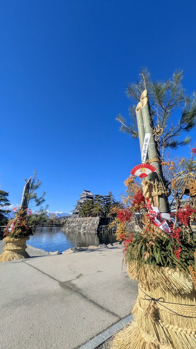 field7201's tweet photo. 正月三が日が終わったので身延山久遠寺へ初詣、ついでに富士山見て温泉入って諏訪大社四社に初詣してお酒飲んで松本城に寄り道して温泉入ってお酒飲んでお酒買って善光寺に初詣して山梨に戻って温泉入ってきました。
わけが分かりません。
今年も休日はのんびりして平日にゆるゆるお出かけしたいです🫠 https://t.co/VpwCx4jyhc