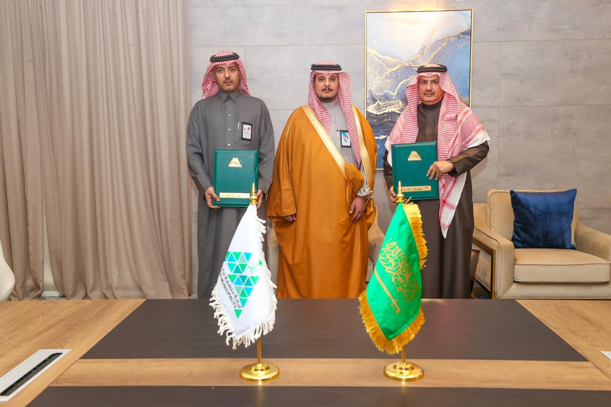 • توقيع مذكرة تعاون

وقعت #أمانة_منطقة_حائل مذكرة تعاون مع شركة السليمي المتحدة، بحضور سعادة أمين منطقة حائل م. سلطان بن حامد الزايدي وذلك لتنفيذ وإنشاء مبادرة تكسية جبل التل للمساهمة في التنمية والازدهار وتحسين المشهد الحضري وتعزيز المقومات الجمالية لمدينة حائل.

📸