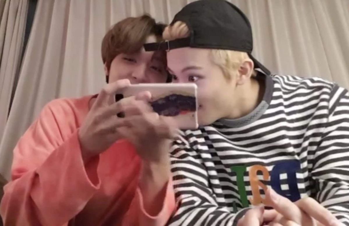 h_c03love's tweet image. friends in public, lovers in public