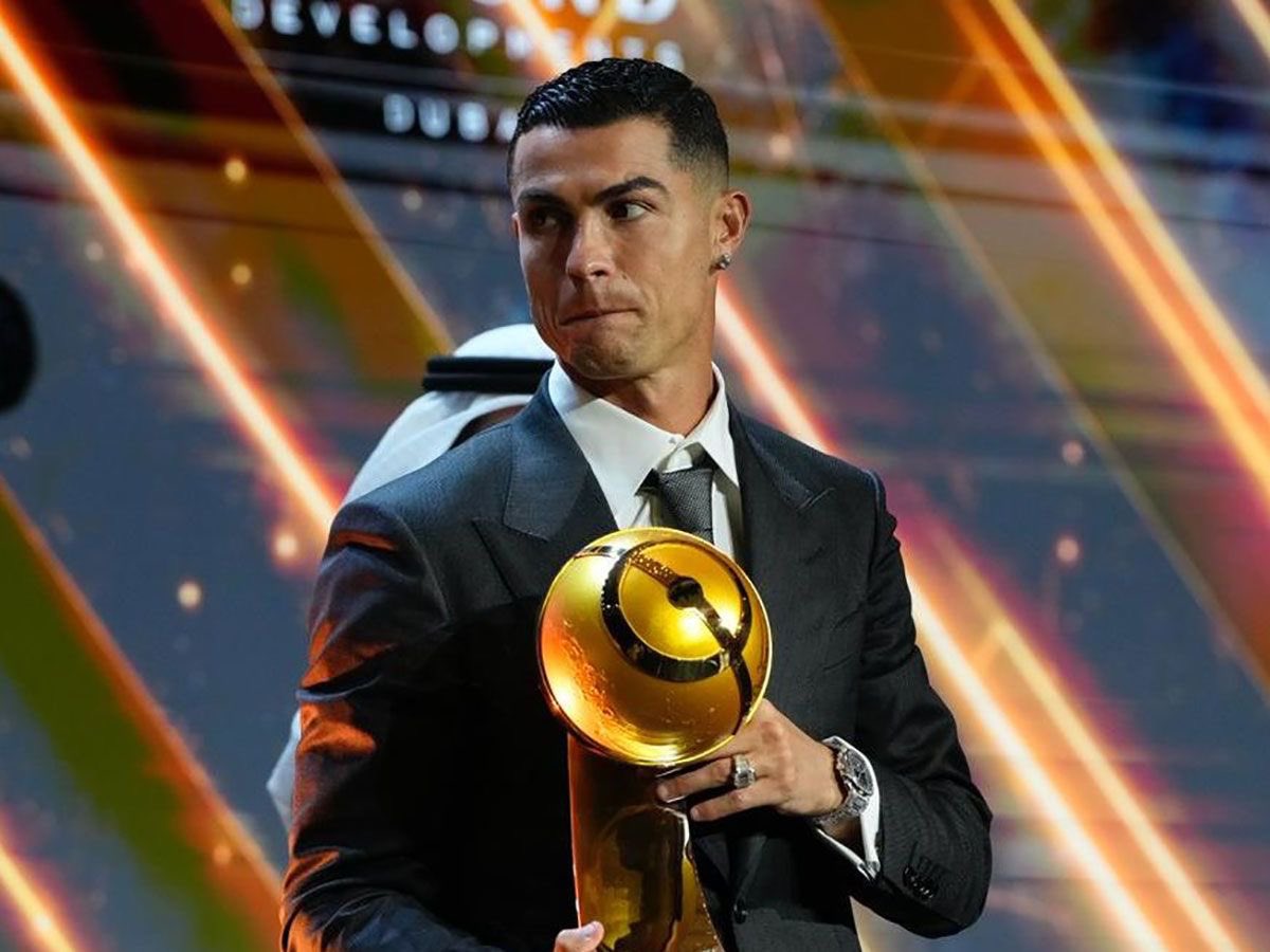 🚨 𝗖𝗥𝟳 𝗩𝗘𝗥𝗦 𝗟𝗘𝗦 𝟭𝟬𝟬𝟬 : 𝗨𝗡 𝗛𝗢𝗠𝗠𝗔𝗚𝗘 𝗛𝗢𝗥𝗦 𝗗𝗨 𝗖𝗢𝗠𝗠𝗨𝗡 𝗣𝗢𝗨𝗥 𝗨𝗡 𝗖𝗔𝗣 𝗛𝗢𝗥𝗦 𝗗𝗨 𝗖𝗢𝗠𝗠𝗨𝗡 ! 👀🐐

À 𝟰𝟯 buts du seuil mythique des 𝟭𝟬𝟬𝟬 buts officiels, Cristiano Ronaldo 🇵🇹 pourrait faire l’objet de distinctions exceptionnelles. ✨