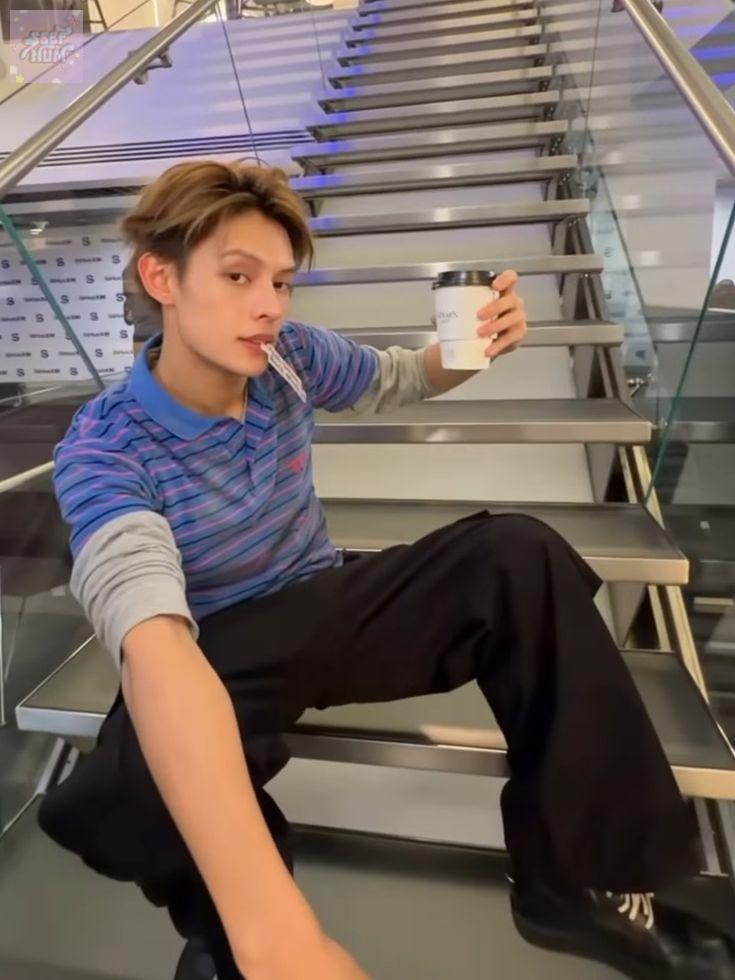 munvess's tweet image. -rl lorem ipsum makan dimsum, dimas dimasukin bapaknya ke kandang ayam, tau gak apa yang indah dari hidup? adalah melihat kecantikan pacarku walau kadang dia suka send pap pake timer, ayok temenan sama gua. jangan lupa rebus wortel.