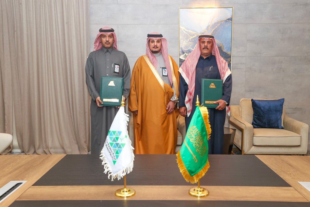 • توقيع مذكرة تعاون

وقعت #أمانة_منطقة_حائل مذكرة تعاون مع شركة عبدالرحمن بن فرحان الصنيدح، بحضور سعادة أمين منطقة حائل م. سلطان بن حامد الزايدي وذلك لتنفيذ مبادرة تطوير دوار الصيهد ليكون أحد المعالم الحضارية البارزة في مدينة حائل بما يسهم في تحسين المشهد الحضري وتعزيز الهوية