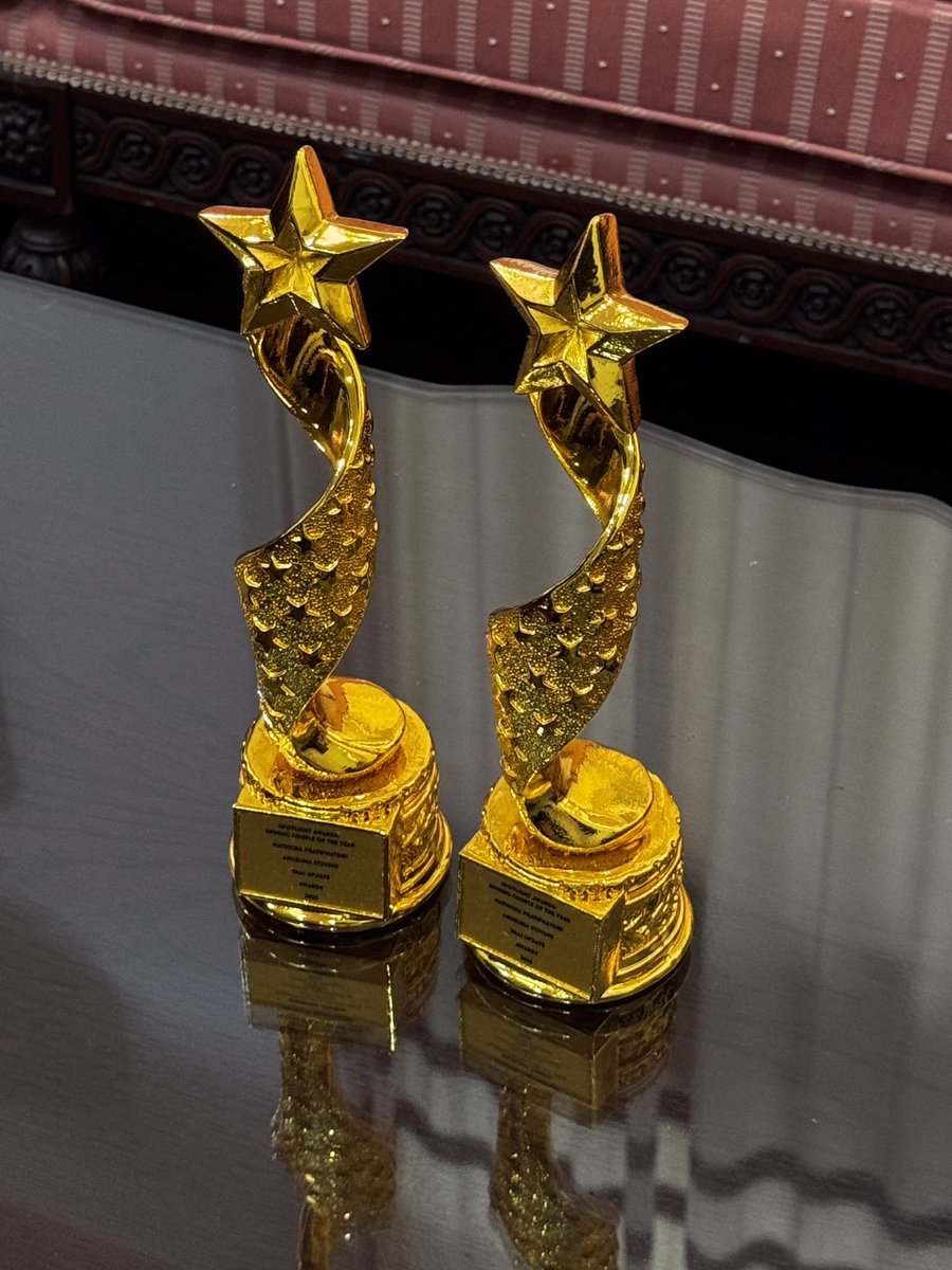 ginnynatnicha's tweet image. ถ้วยรางวัลแรกในชีวิตต🎖️ ขอบคุณอัลกี้ทุกคนที่โหวตให้พวกเรานะคะ รางวัลของพวกหนูก็คือรางวัลของทุกคนเหมือนกัน เพราะถ้าไม่มีทุกคน พวกเราก็จะไม่ได้สิ่งนี้มา ความสำเร็จแรกของอัลกี้ จินนี่เจน่าได้รับมันแล้วนะคะ🤏🏻🤍