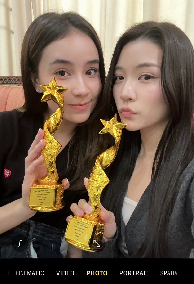 ginnynatnicha's tweet image. ถ้วยรางวัลแรกในชีวิตต🎖️ ขอบคุณอัลกี้ทุกคนที่โหวตให้พวกเรานะคะ รางวัลของพวกหนูก็คือรางวัลของทุกคนเหมือนกัน เพราะถ้าไม่มีทุกคน พวกเราก็จะไม่ได้สิ่งนี้มา ความสำเร็จแรกของอัลกี้ จินนี่เจน่าได้รับมันแล้วนะคะ🤏🏻🤍