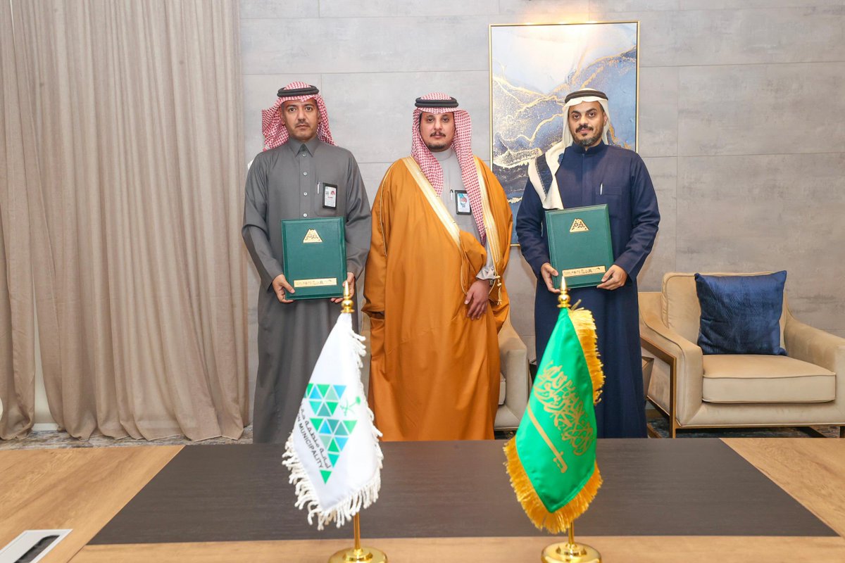 • توقيع مذكرة تعاون

وقعت #أمانة_منطقة_حائل مذكرة تعاون مع مؤسسة تعمير الخليج الزراعية، بحضور سعادة أمين منطقة حائل م.سلطان بن حامد الزايدي وذلك لتفعيل مبادرة تأمين عدد من الشتلات بما يسهم في تعزيز الاستدامة البيئية ودعم أعمال التشجير والنهوض بالزراعة المستدامة في مدينة حائل.