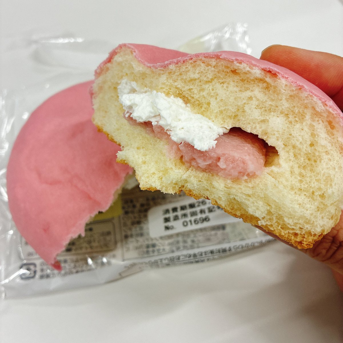 NewDaysの《いちごメロンパン》。サクサク感は弱めのしっとり系。苺