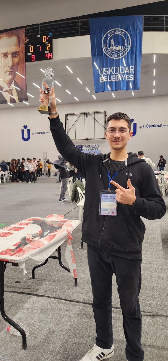 İstanbul Geneli Drone Futbol Müsabakasında Okulumuzdan Büyük Başarı
Üsküdar Çavuşdere Spor Tesisleri’nde düzenlenen İstanbul Geneli Drone Futbol Müsabakasında okulumuz Drone Takımı, Türkiye ikincisi oldu.

@basaksehir_mem
<a href="/istanbulilmem/">İstanbul İl Millî Eğitim Müdürlüğü</a>
<a href="/tcmeb/">Millî Eğitim Bakanlığı</a>